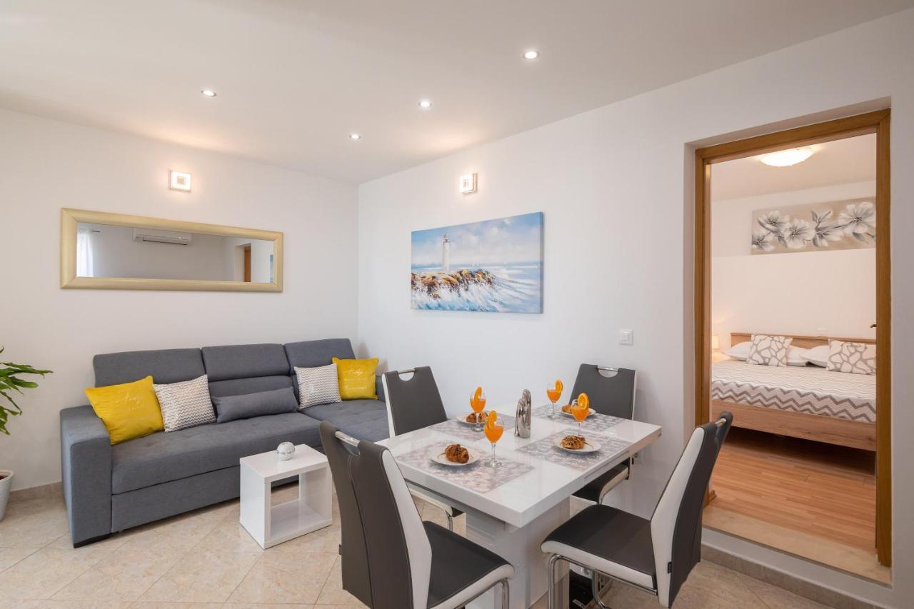 Fba Family Beach Apartments Omis Bagian luar foto