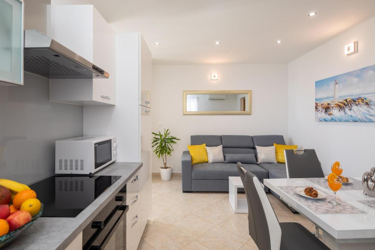 Fba Family Beach Apartments Omis Bagian luar foto