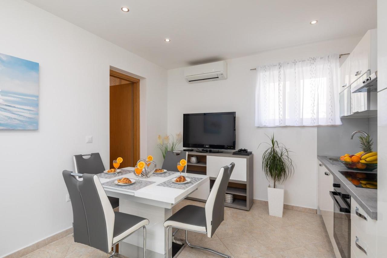 Fba Family Beach Apartments Omis Bagian luar foto