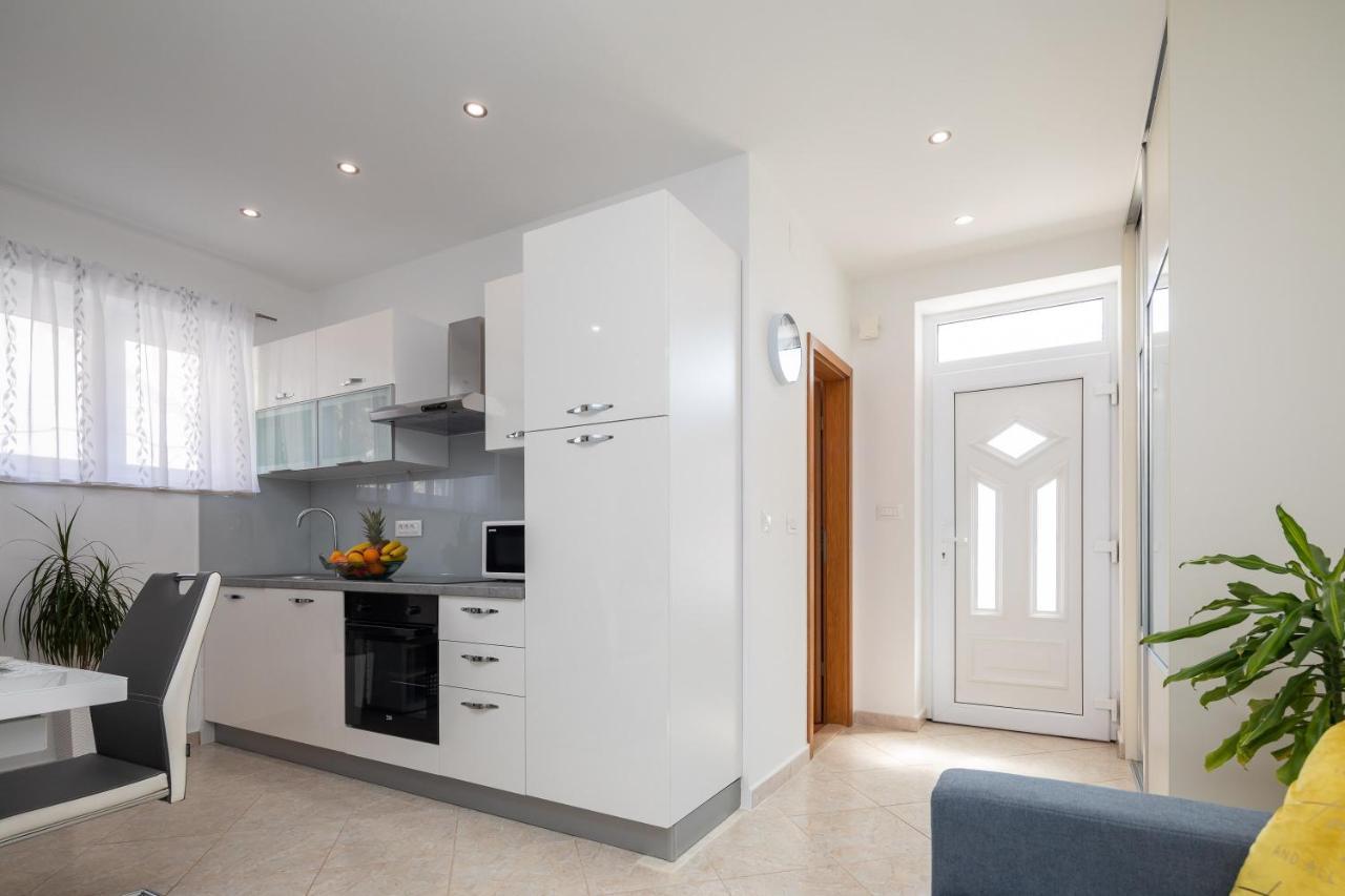 Fba Family Beach Apartments Omis Bagian luar foto