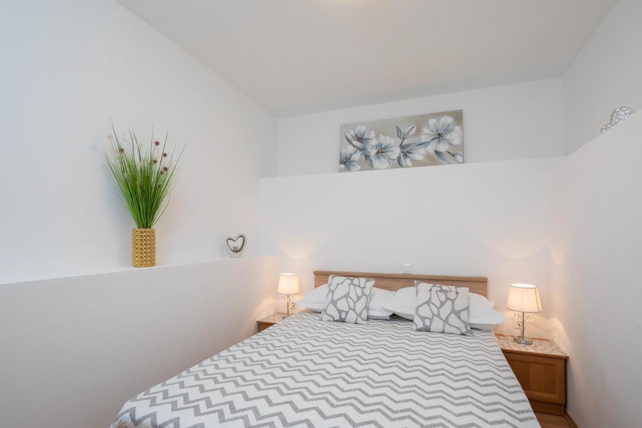 Fba Family Beach Apartments Omis Bagian luar foto