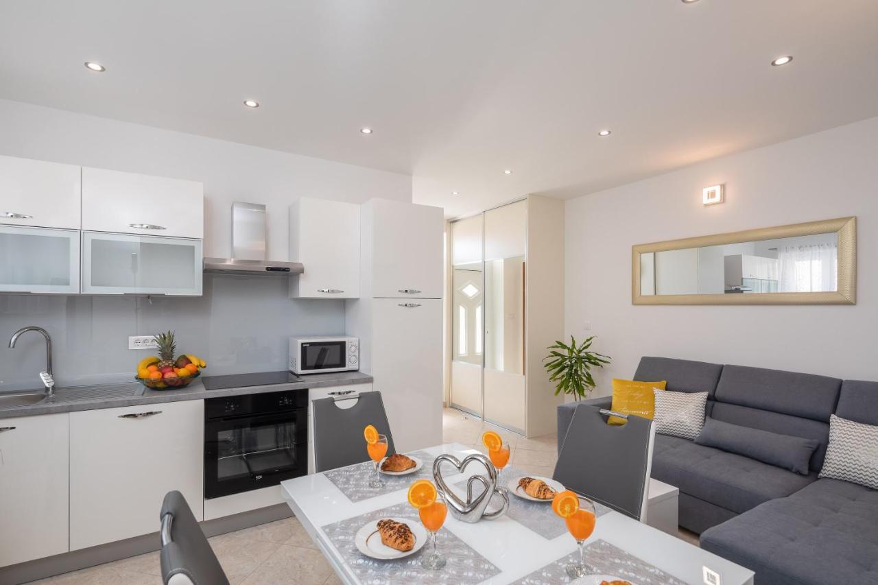 Fba Family Beach Apartments Omis Bagian luar foto
