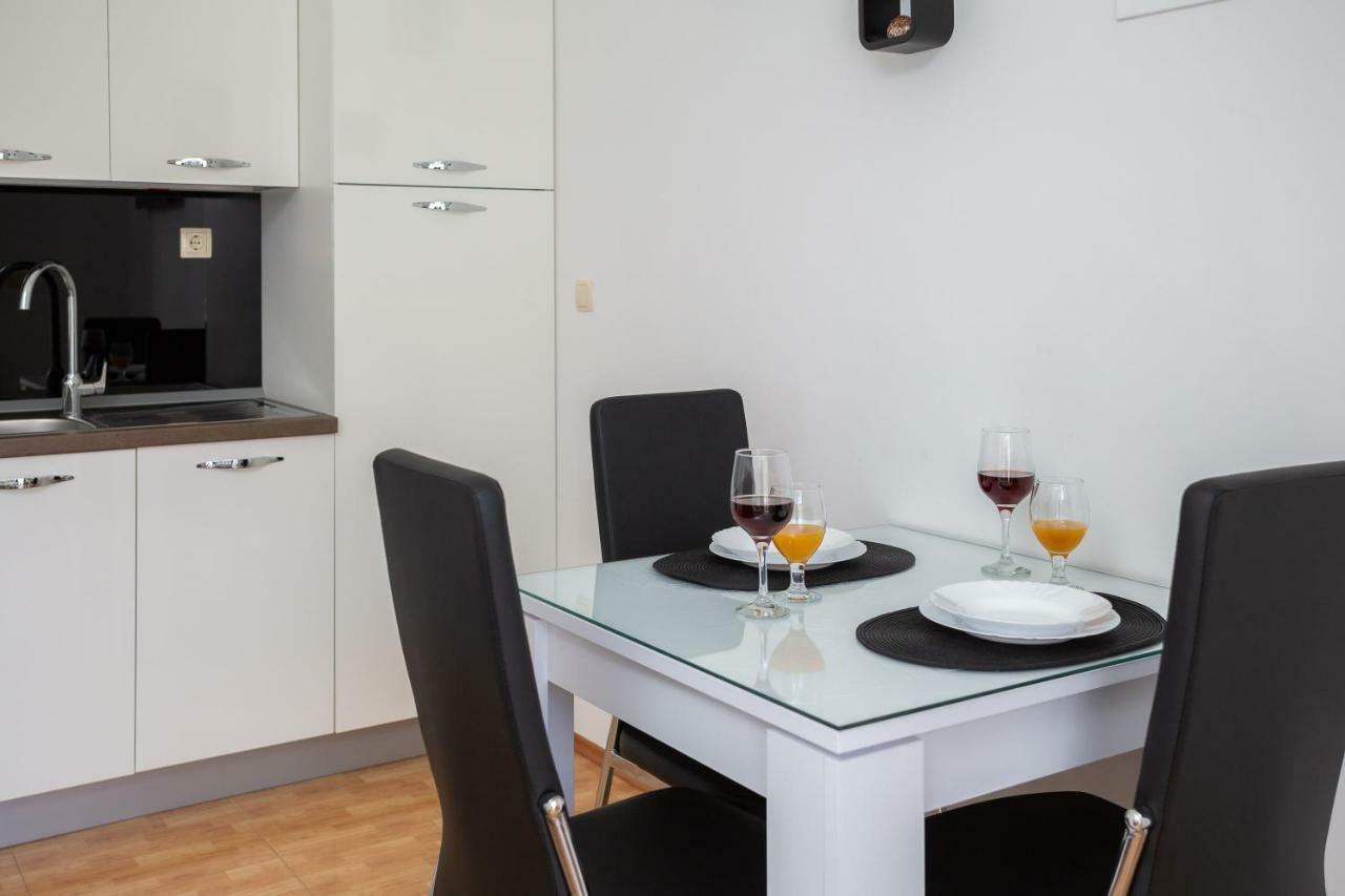 Fba Family Beach Apartments Omis Bagian luar foto