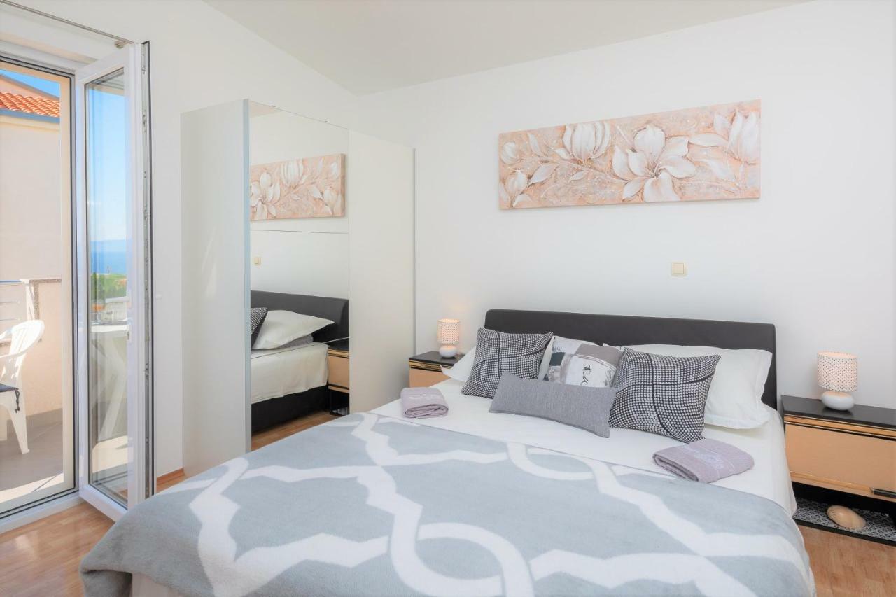 Fba Family Beach Apartments Omis Bagian luar foto