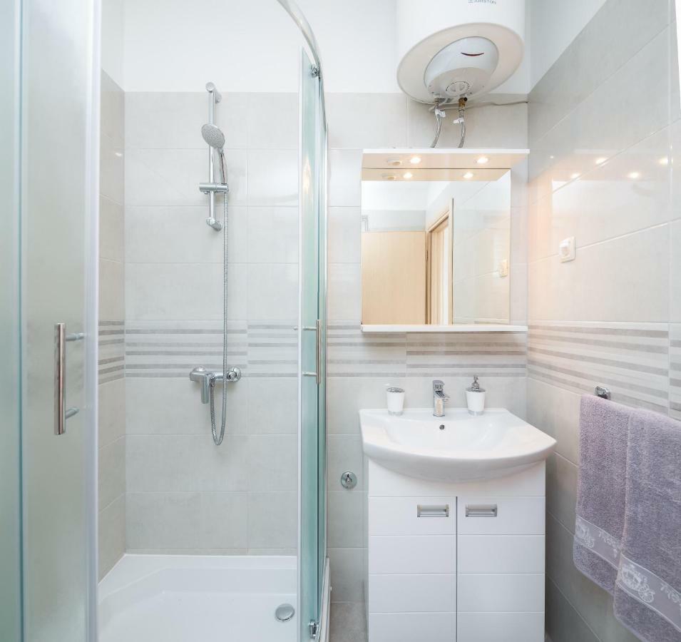 Fba Family Beach Apartments Omis Bagian luar foto