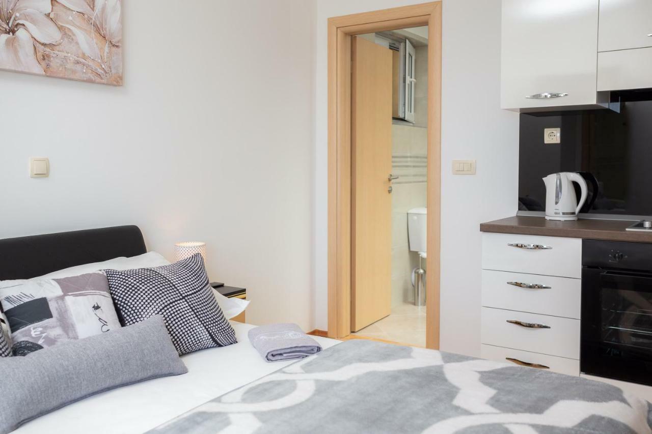 Fba Family Beach Apartments Omis Bagian luar foto