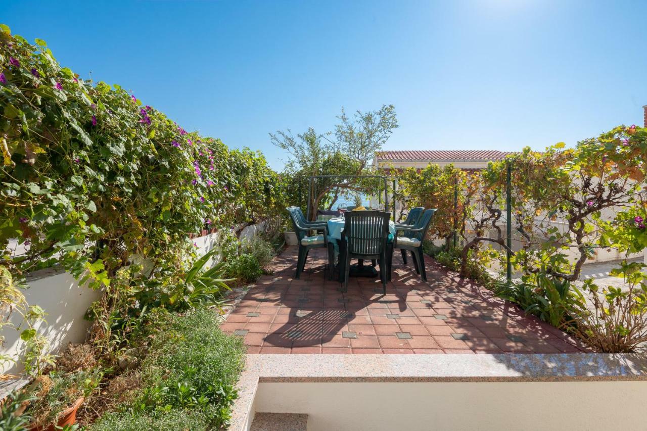 Fba Family Beach Apartments Omis Bagian luar foto