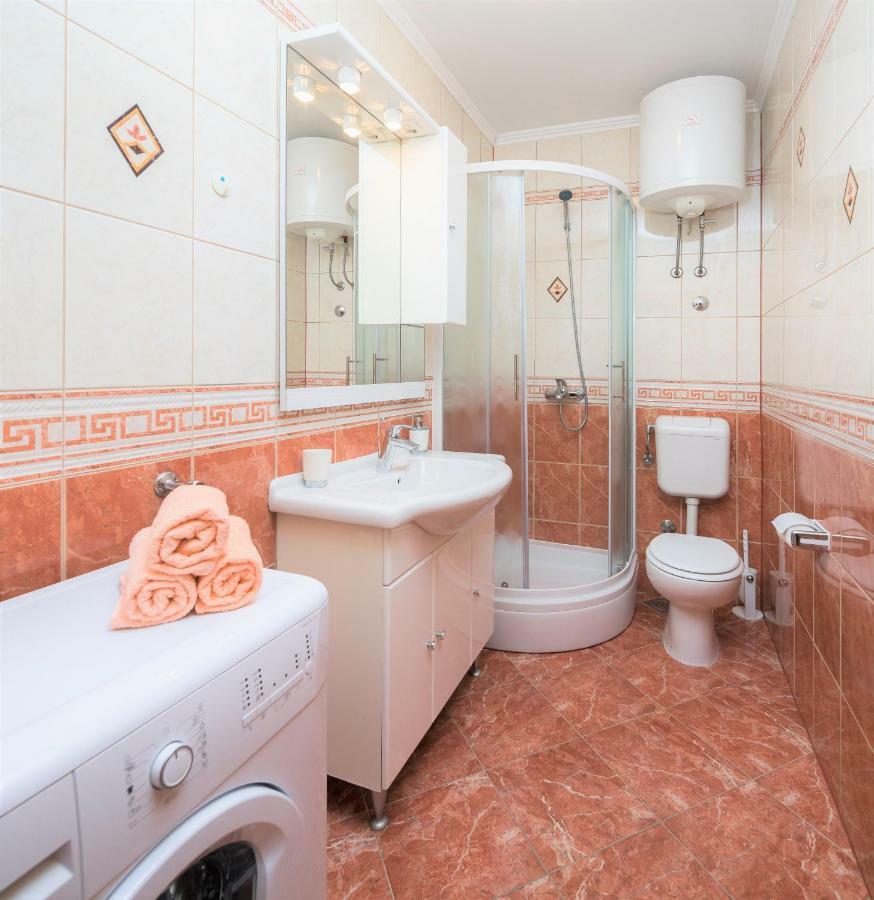 Fba Family Beach Apartments Omis Bagian luar foto